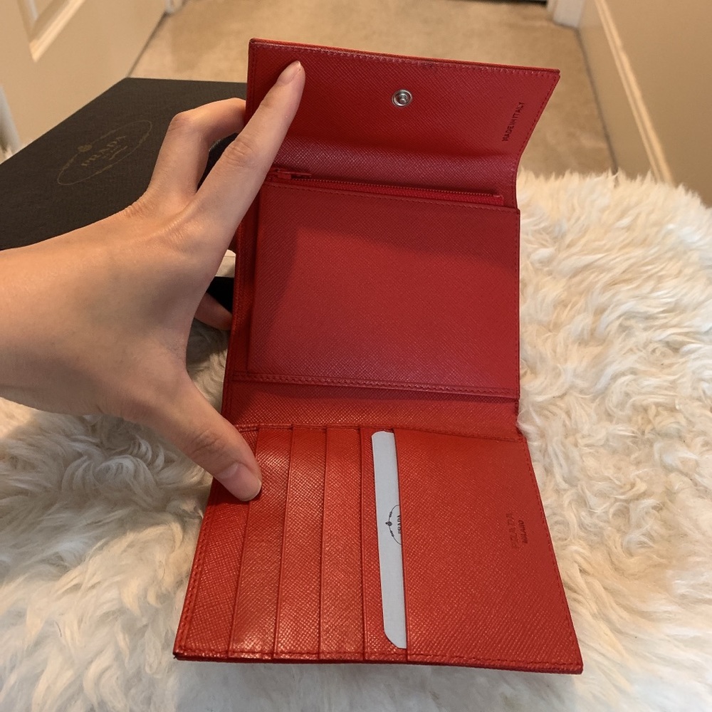 🚫SOLD🚫NIB red Prada trifold wallet - Picture 4 of 8